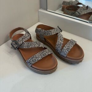 Universal Thread Animal Print Platform Sandals with Adjustable Straps EUC